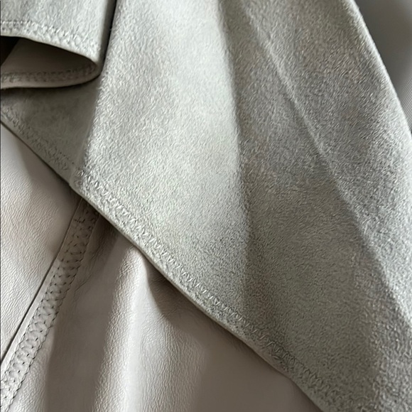 J Jill Cream Leather Blazer with Cropped Design and Wide Lapels - Picture 3 of 8